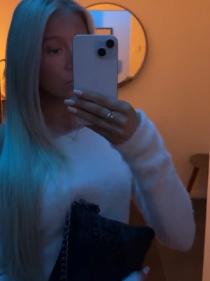 Vit fluffig tröja - Säljer en vit, fluffig och croppad tröja med långa ärmar. Den har tyvär inte kommit till användning, därför säljer ja den😁