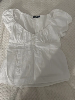 Vit blus med puffärmar och knappar - Söt vit blus!!🌸🌸💓