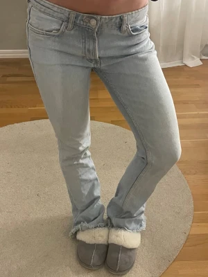 Zara jeans - Slutsålda Zara jeans i storlek 34.
