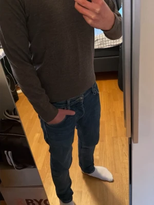 Brun stickad tröja från Riley - Mjuk och stilren brun stickad tröja från Riley i klassisk modell med rund halsringning och långa ärmar. Perfekt att matcha med jeans eller chinos för en enkel och snygg look. Materialet känns skönt mot huden och passar bra till kyligare dagar. Pris går alltid att pruta