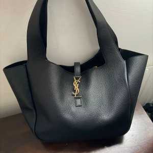 Svart YSL handväska  - Hjälper min mamma sälja sin väska. Väldigt fint skick inga defekter. Kommer såklart med kvitto 