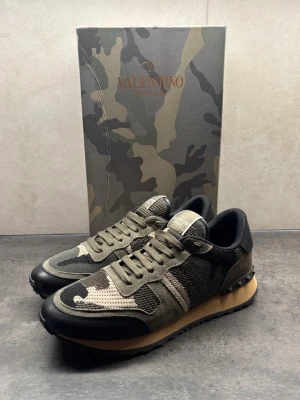 Valentino rockrunners - Ett par riktigt fräscha valentino Rockrunners i storlek 43. Perfekta skor till kyligare väder. Dessa skorna har använts ett fåtal gånger och är i extremt bra skick. Priset kan diskuteras, skriv vid intresse🙂