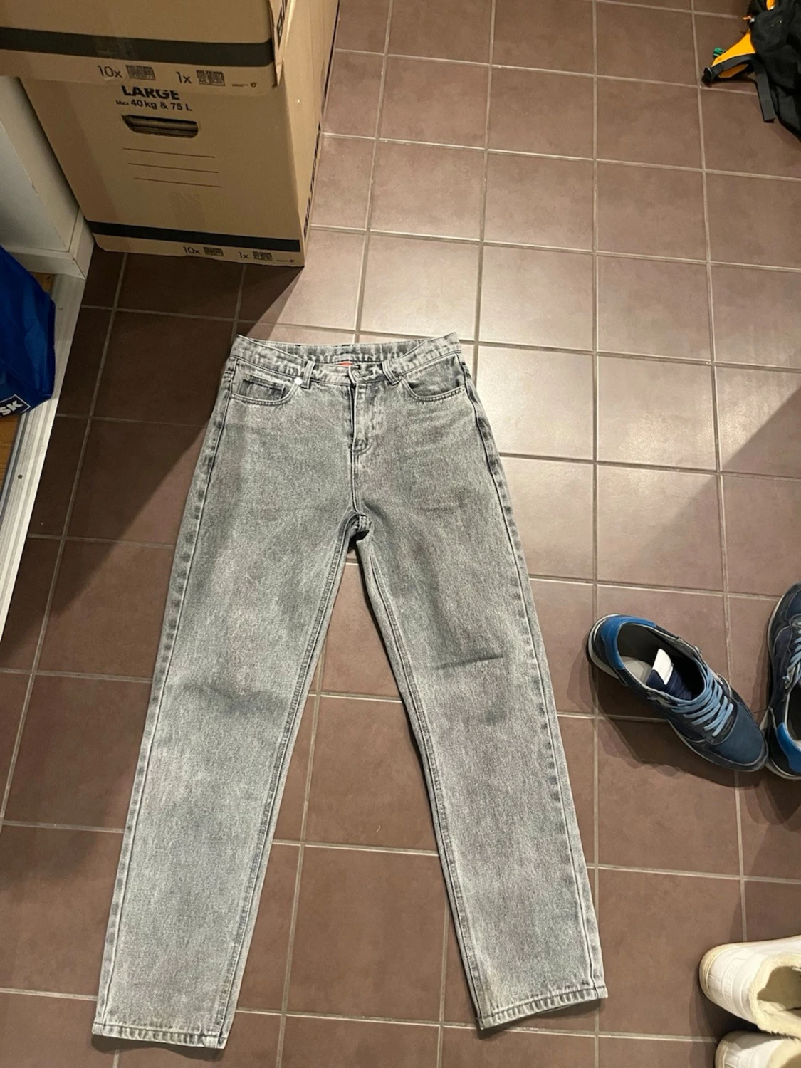 Grå straight jeans från grunt
