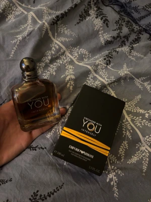 Emporio Armani Stronger With You Intensely - Emporio Armani Stronger With You Intensely är en herrparfym med en elegant, fyrkantig glasflaska och metallisk kork. Doften kommer i en svart och guld kartong med modern design. Flaskan rymmer 100 ml och har en varm bärnstensfärgad vätska.