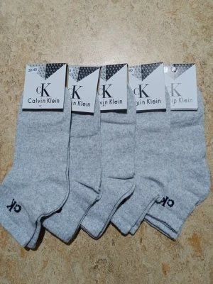 Gråa Calvin Klein strumpor nya - Mycket fina strumpor som är jättesköna. Nya med etikett. Prislista följer nedan. Meddela mig vid hur många par ni vill ha.        1 par: 34 kr. 2 par:64 kr. 3 par: 96 kr 4 par: 124 kr  5 par: 150 kr