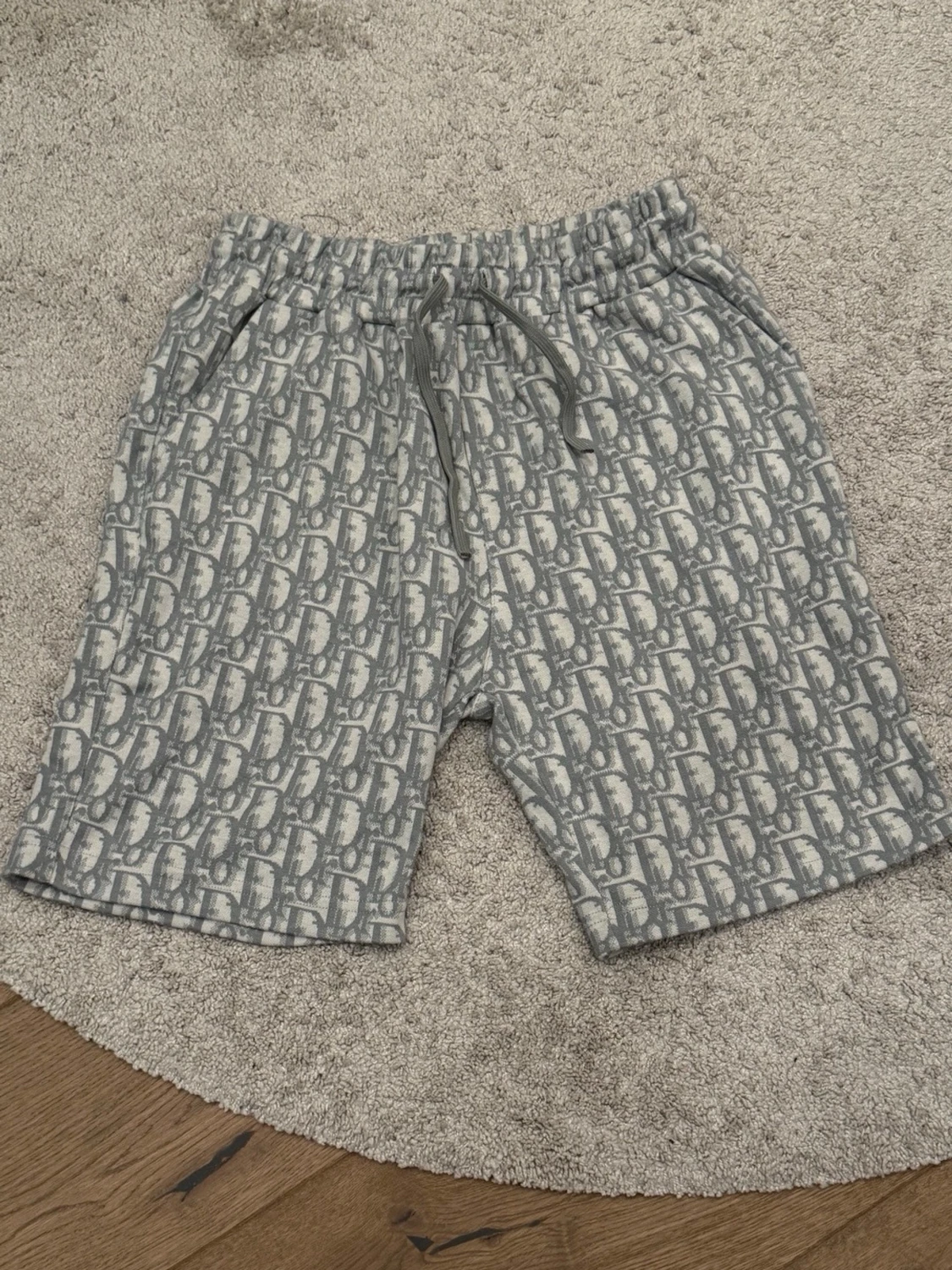 Grått set med Dior-mönster - 1