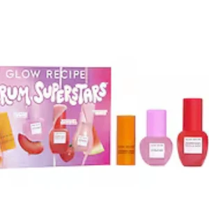 SÖKER!!!!!!!!!!glow recipie (rum superstaras) - Glow Recipe Serum Superstars Kit innehåller tre färgglada serum i röda, rosa och orange flaskor. Perfekt för dig som vill boosta din hudvårdsrutin med olika serum i snygga förpackningar. Kommer i en färgglad presentförpackning.