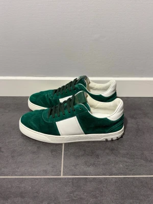 Valentino flycrew  - Valentino flycrew emerald green, storlek 39 passar 40, skick 9/10 alla nitar på platts, endast skor medföljer vid köp, vid funderingar hör av er. 