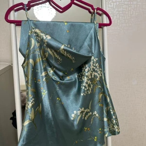 Pyjamas med lång byxor  - Säljer två pyjamas med byxor används bara en gång. Båda två 248kr 