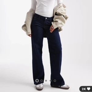 ONLY - Judy - Jeans med vida ben och låg midja - Helt nya och oanvända jeans från ASOS i mörkblå tvätt . Nypris 399. W32 L34. Hör av dig för fler bilder eller liknande. Pristagg finns kvar!