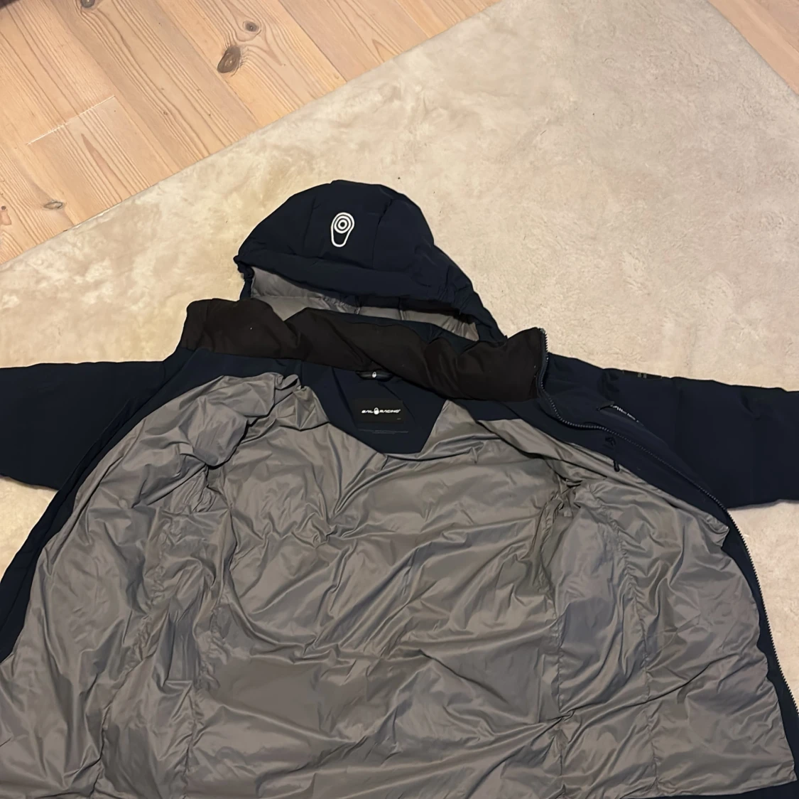 Mörkblå Sail Racing dunjacka med huva - 3