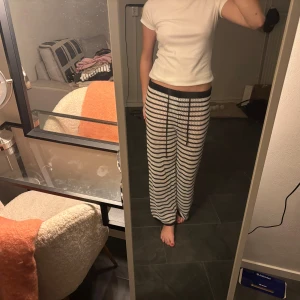 Randiga stickade byxor  - Står ingen storlek men passar mig som har storlek S. Så sköna!! Lite korta på mig som är 170 cm med ganska långa ben. 💘