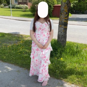 Rosa lång klänning  - En jättefin lång klänning. Jag hade den på skolavslutningen passar jätte bra till sommaren, bröllop eller kalas. 