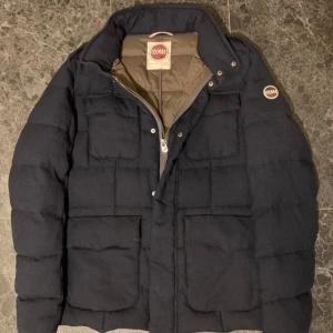 Mörkblå Colmar pufferjacka - Tja! Säljer en fet mörkblå jacka från Colmar i storleken 50 (sitter som M). Perfekt nu inför hösten och vintern! Hör av er vid eventuella frågor!