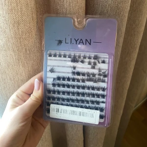 Lösögonfransar  - Ett paket med svarta individuella lösögonfransar från LI.YAN. Fransarna kommer i olika längder och tjocklekar, perfekta för att skapa en personlig look. De är förpackade i en plastask med lila bakgrund och passar både till att fylla ut eller bygga volym. Lite är använd men därav lågt pris.