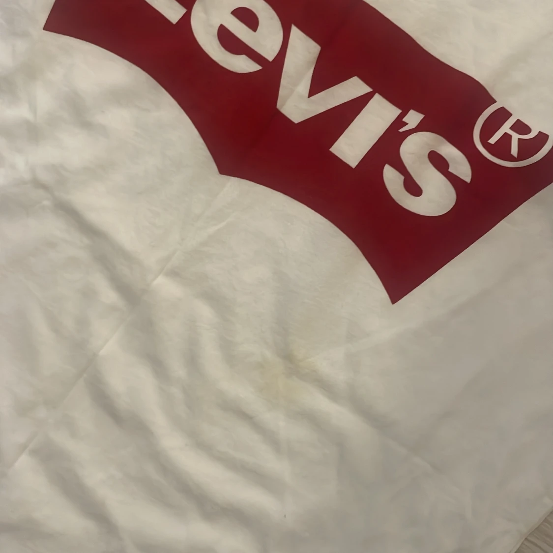Vit Levi's t-shirt med röd logga - 3