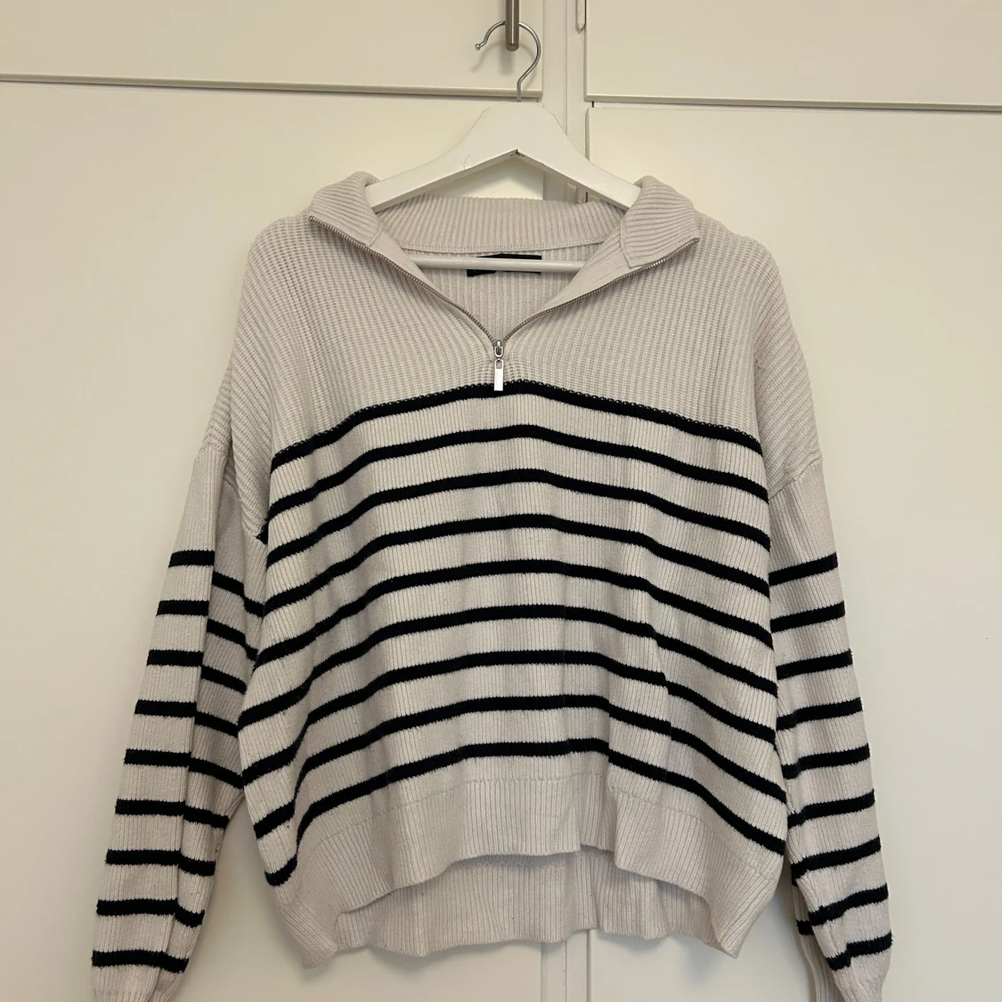 Randig stickad tröja från Mango