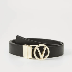 Svart skärp med guldspänne från Valentino - 100% äkta Valentino bälte. Nyskick, aldrig använt. Nypris: 679 kr, mitt pris: 500 kr.  svart bälte från Valentino i skinn med ett ikoniskt, rundat guldspänne med V-logga.