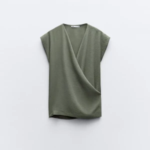 Omlott topp i khaki grön - Säljer denna khaki gröna omlott topp från Zara. Aldrig använd och har prislapp kvar. Storlek S, passar XS också. 260 kr + frakt! Vid fler frågor, etc skriv privat 🙌🏼🩷✌🏼🫰🏼🙏🏼