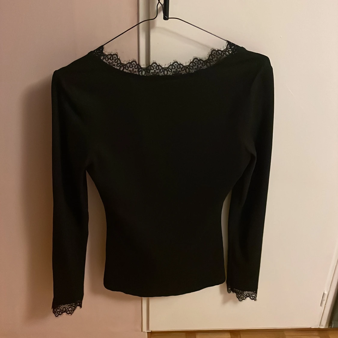 Svart långärmad topp med spetsdetaljer - 1