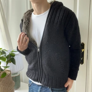 Jack and Jones tjock cardigan med päls  - Jack and Jones tjock cardigan med päls i storlek S. Modellen är 180 cm 75 kg. Inga defekter! Väldigt skön och tjock, nice med päls! ✌️