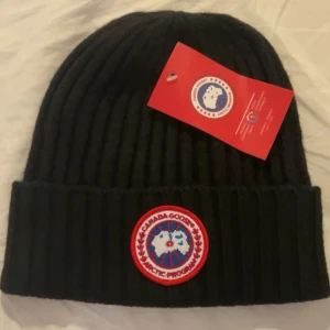 Svart Canada Goose mössa - Hej, jag säljer nu denna helt nya Canada Goose mössa som är perfekt inför vintern, pris kan diskuteras vid snabb affär, mvh Eric.