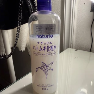 Naturie Hatomugi Skin Conditioner 500ml - Stor flaska med Naturie Hatomugi Skin Conditioner, använd för att fylla upp en liten flaska☺️, säljer för den inte kommer till användning💕💕
