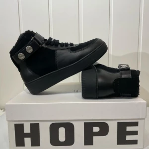 HOPE - Way Sneaker, storlek 37 (Ordinarie 2500kr)  - HOPE - Way Sneaker, storlek 37 (Ordinarie 2500kr)   Snygga och stilrena HOPE Way Sneakers i svart. Skorna är nya och kommer i originalkartong med tillhörande dustbag. Perfekt för dig som söker ett par bekväma och fodrade sneakers. 