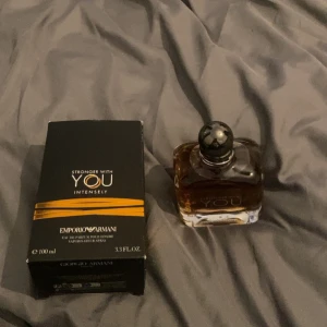 Emporio Armani Stronger With You - Stronger With You Intensely från Emporio Armani. Eau de Parfum, 100 ml. Ingredienser: alkohol, parfym (fragrance), vatten, limonene, linalool, citronellol, geraniol m.fl. Tillverkad i Frankrike. En modern doft i snygg flaska – perfekt för dig som vill sticka ut.