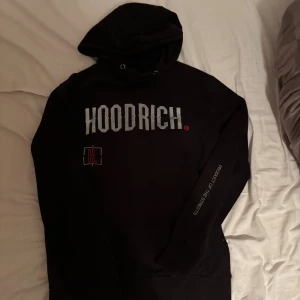 Svart hoodrich hoodie - Säljer en skön hoodrich hoodie! Perfekt nu inför vintern då det blir kallt!⛄️ det är bara Dma mig ifall du är intresserad eller kanske vill köpa den!!!