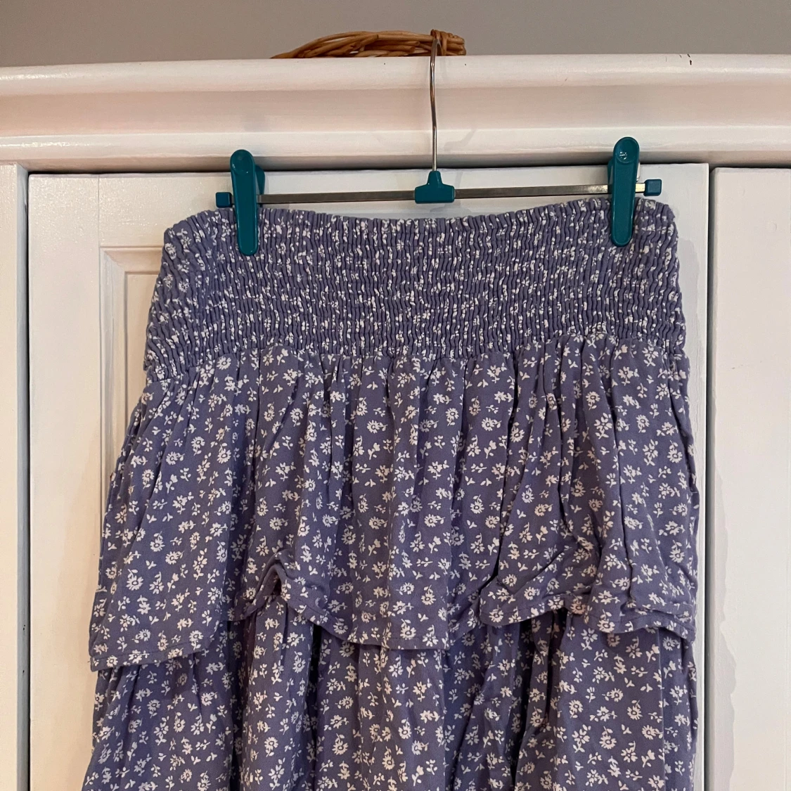 Blommig blå volangkjol med resår - 2