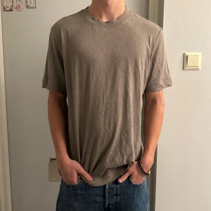 Massimo Dutti t-shirt  - Väldigt stilren Massimo Dutti Tisha i storlek M, sitter mer som en L. Väldigt mjukt bomull material, helt oanvänd. 180, 65 kg! Pris kan diskuteras, spara några 100 lappar o köp en i princip ny här! Må bäst! 