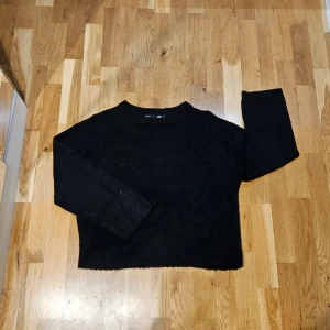 Svart stickad tröja  - En svart stickad tröja från lager 157 i storlek S, jätte fin o bekväm - använd ett fåtal gånger. Basic och stilren, passar till allt!