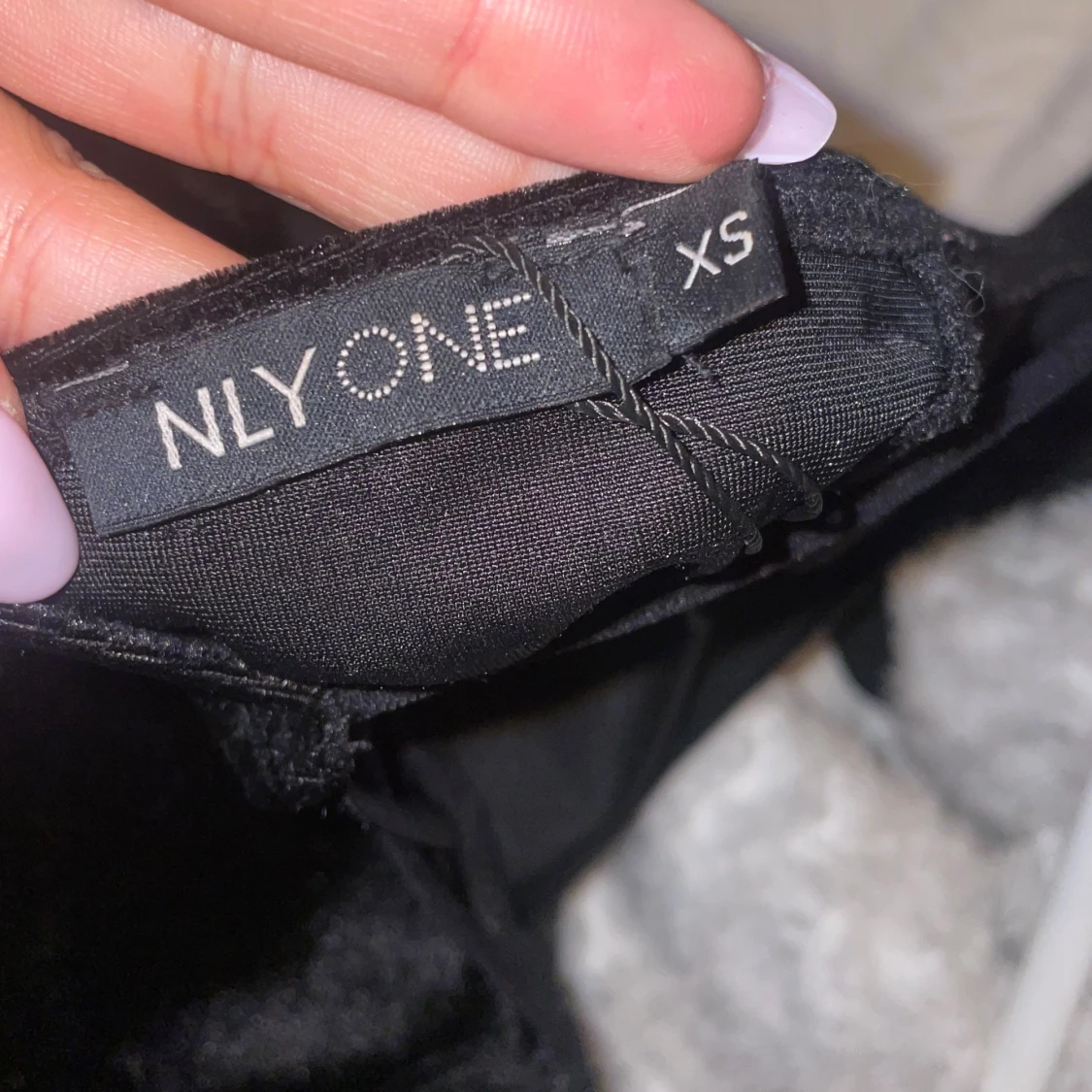 Svart lång sammetsklänning NLY One - 3