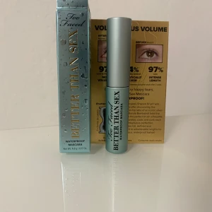 Too Faced Better Than Sex Mascara - Vattenfast mascara från Too Faced i serien Better Than Sex. Kommer i en snygg ljusblå tub med metallicfinish och guldtext. Ger volym och längd med en ikonisk timglasformad borste. Perfekt för dramatiska fransar som håller hela dagen.