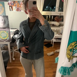 Figursydd jeansjacka - Figursydd jeansjacka köpt på en vintagebutik💘