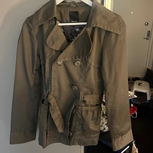 Grön trenchcoat  - Hel och fin kommer vara int still användning🥰