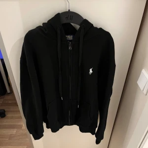 Ralph Lauren - En riktigt fett zip up hoodie i mycket bra skick i storlek XS, om du har en fråga så skicka DM!! Priset kan även diskuteras över snabb affär!