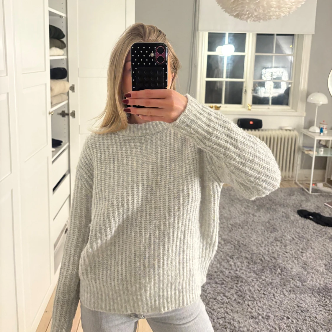 Ljusgrå stickad tröja med hög hals