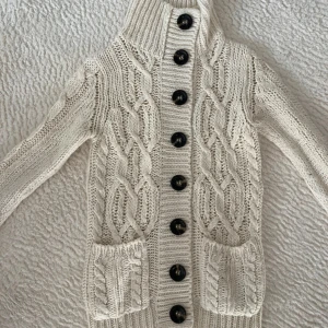 Vit stickad kofta från Bik Bok -  vit vintage stickad kofta från Bik Bok, varm och gosig använt 1 gång. 