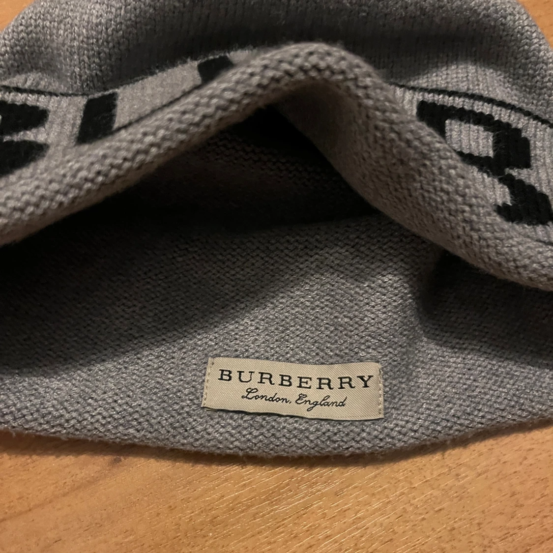 Grå Burberry mössa - 1