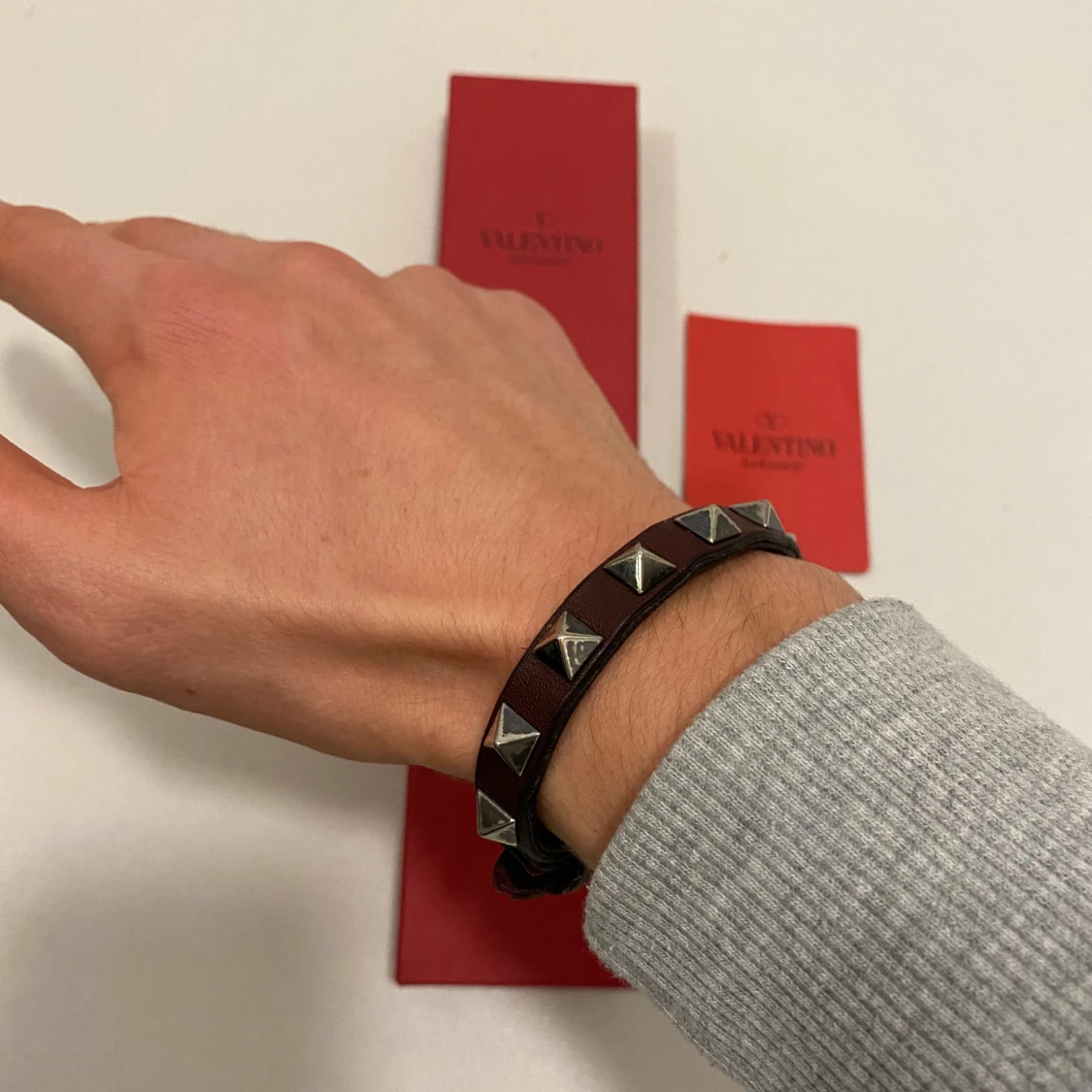 Vinrött Valentino armband
