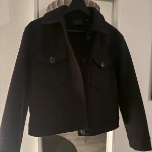 Svart kappa Vero Moda - Svart kappa ifrån Vero Moda i storlek xs. Använd en vår så fint skick. Skriv för fler bilder!!