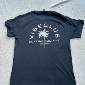 Svart Vibeclub t-shirt med tryck - Svart t-shirt från Vibeclub med stort vitt tryck på ryggen