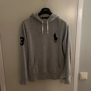 Ralph lauren hoodie  - Tja, säljer nu denna hoodie från Ralph lauren som inte tillverkas längre. Den är i mycket bra skick utan några defekter. Den är i Storlek M och är TTS. Bara att höra av sig vid eventuella frågor🙌🏻
