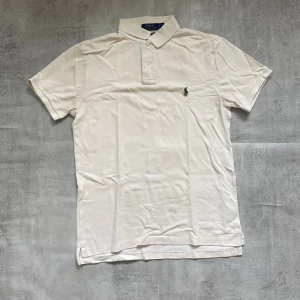 Vit Polo Ralph Lauren pike  - Jag Säljer en fet pike från Polo Ralph Lauren| skicket på tröjan är bra 8/10 | storlek M | ny pris 2000: mitt pris är 399 | skriv vid frågor och funderingar       