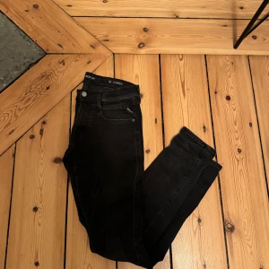 Replay ambass 29/32 - Säljer dessa svarta replay ambass jeans storlek 29/32, jeansen har använts ett fåtal gånger och har varken några skador eller defekter. Priset ligger på 450 men går att diskuteras!