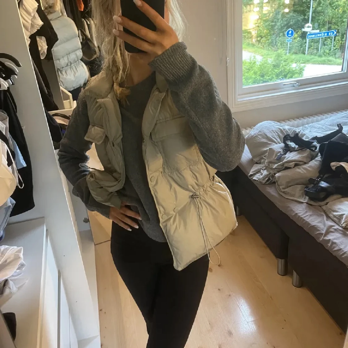 Beige dunväst med snörning