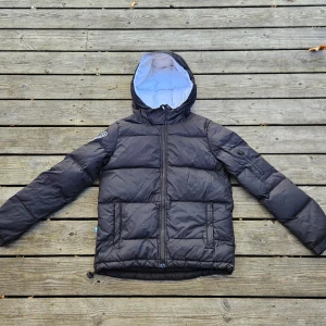 Dbrand jacka - äkta dun - En svart/vit dunjacka från dbrand, ny pris runt 3000kr. Äkta ankdun, varm och perfekt till vintern! Storlek XS, använd ett fåtal gånger ❤️ -passar alla kön  Finns flera dbrand uppe i min profil! ❤️