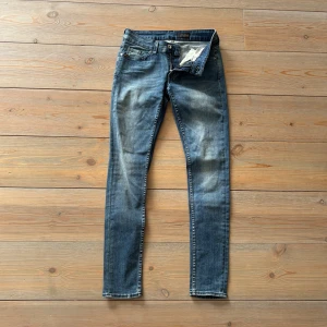 Tiger of Sweden Slender jeans blå - snygga jeans👖 -  Tiger of Sweden Slender jeans blå i strl 30/30. Skinny jeans och bra kvalité - perfekt tillskott till garderoben🙌 Clean look & utan defekter✅Endast 299kr!🎁 Gratis frakt hela veckan! 